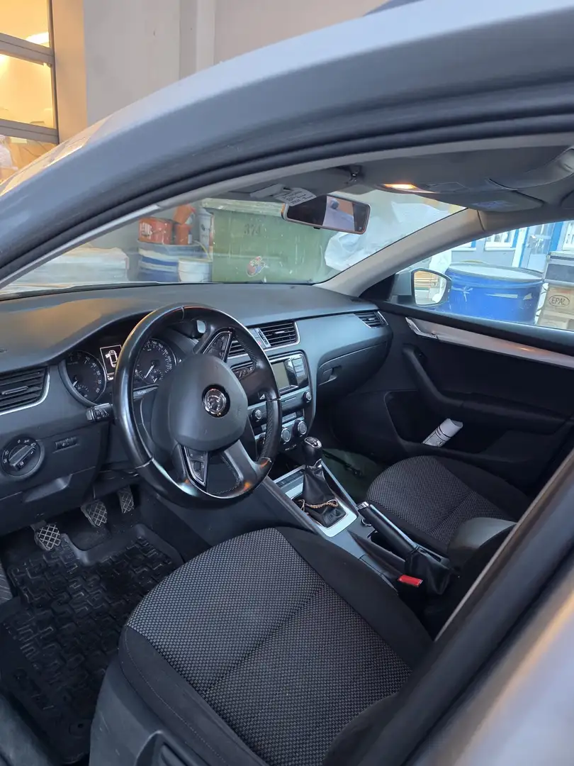 Skoda Octavia Octavia Combi 1,6 Ambition TDI 4x4 Silber - 2