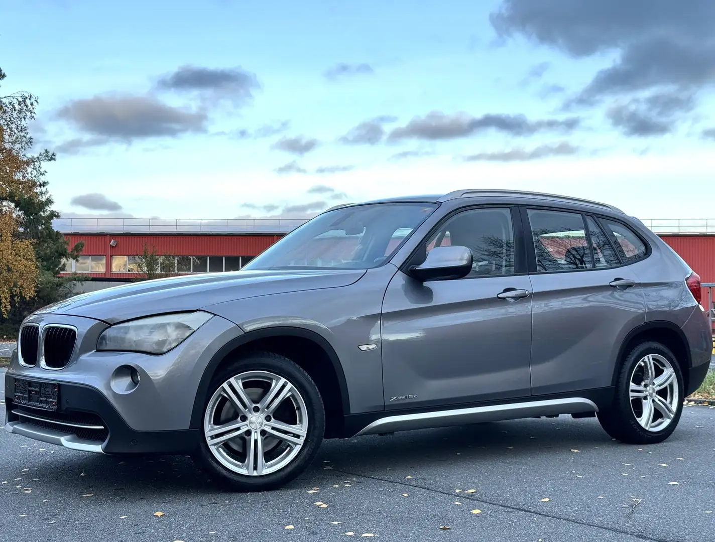 BMW X1 X1 2,0 Turbodiesel 18 d xDrive*TEMP*PDC*SHZ*6G Grau - 1