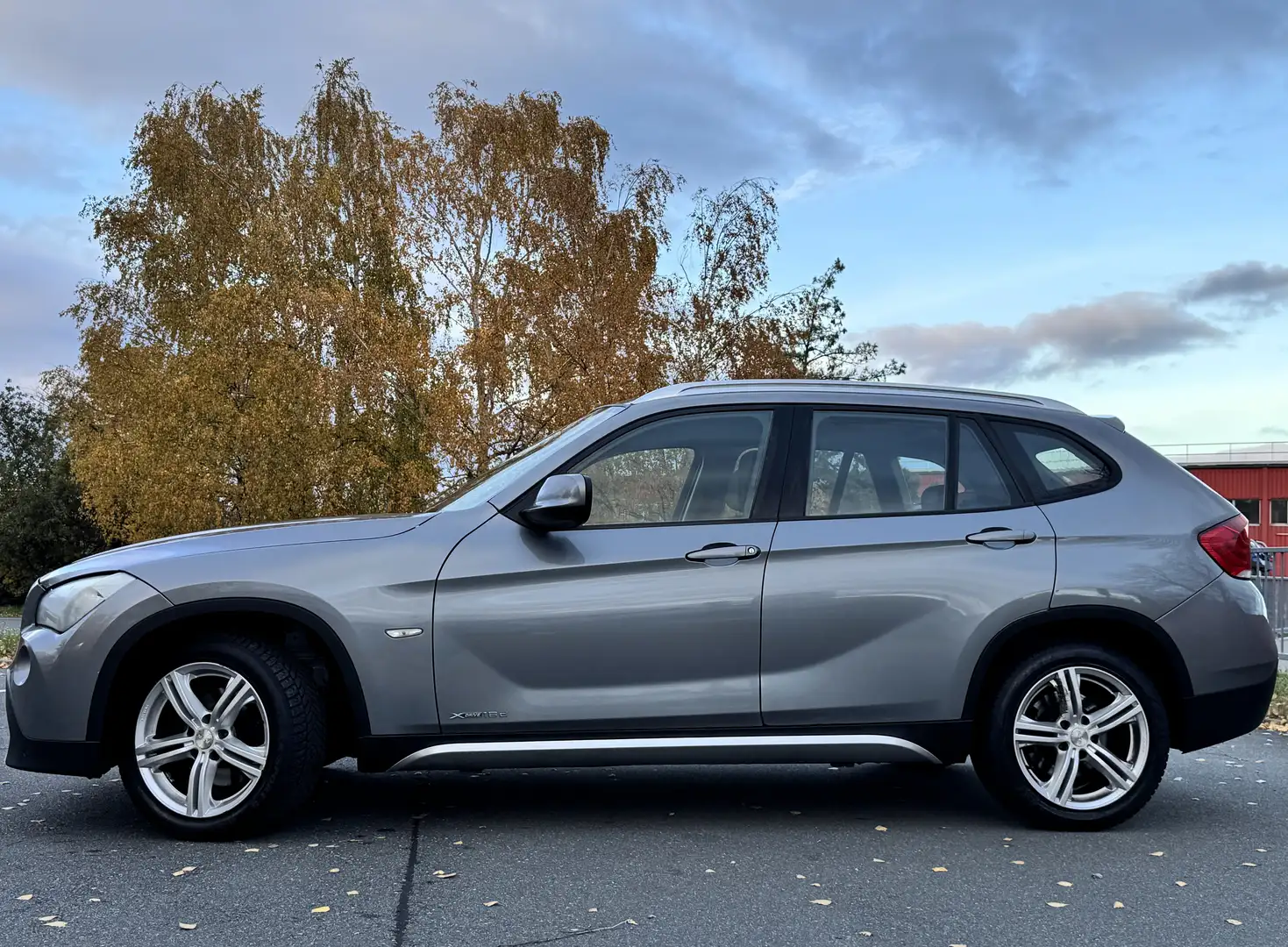 BMW X1 X1 2,0 Turbodiesel 18 d xDrive*TEMP*PDC*SHZ*6G Grau - 2