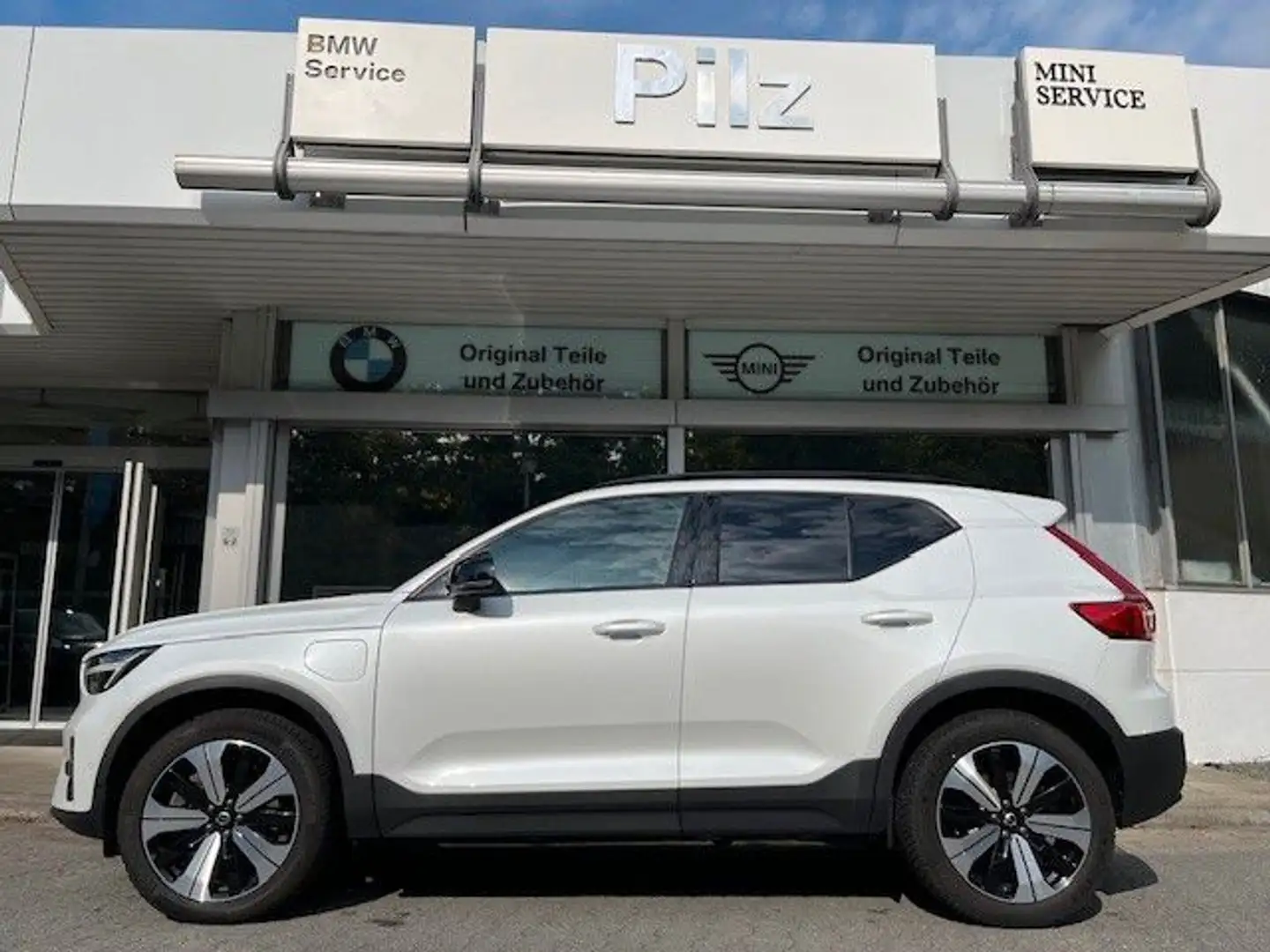 Volvo XC40 T4 Plus Dark Recharge Plug-In Hybrid DKG Weiß - 1