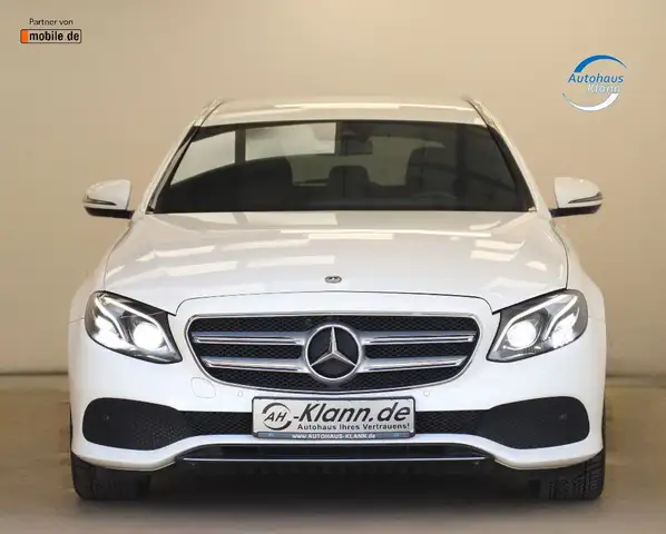 Mercedes-Benz 220 view 2