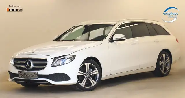 Mercedes-Benz 220 view 3