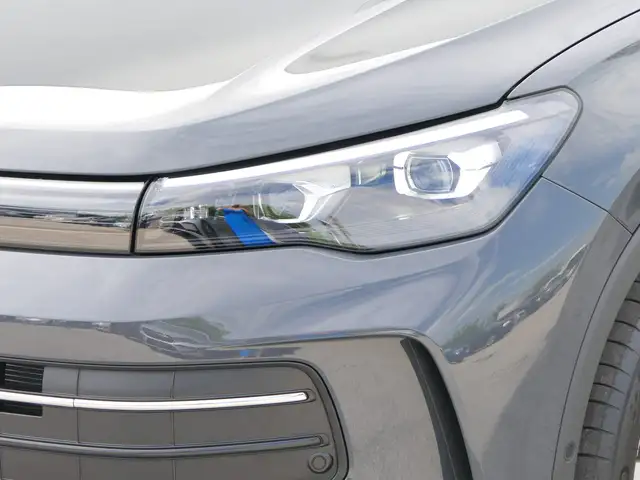 Volkswagen Tiguan view 2