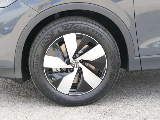 Volkswagen Tiguan view 3