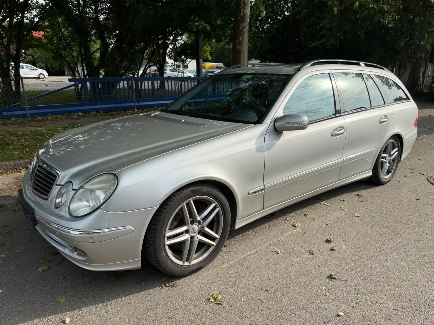 Mercedes-Benz E 500 4MATIC T AVANTGARDE Navi Leder  HU 12.2025 Plateado - 1