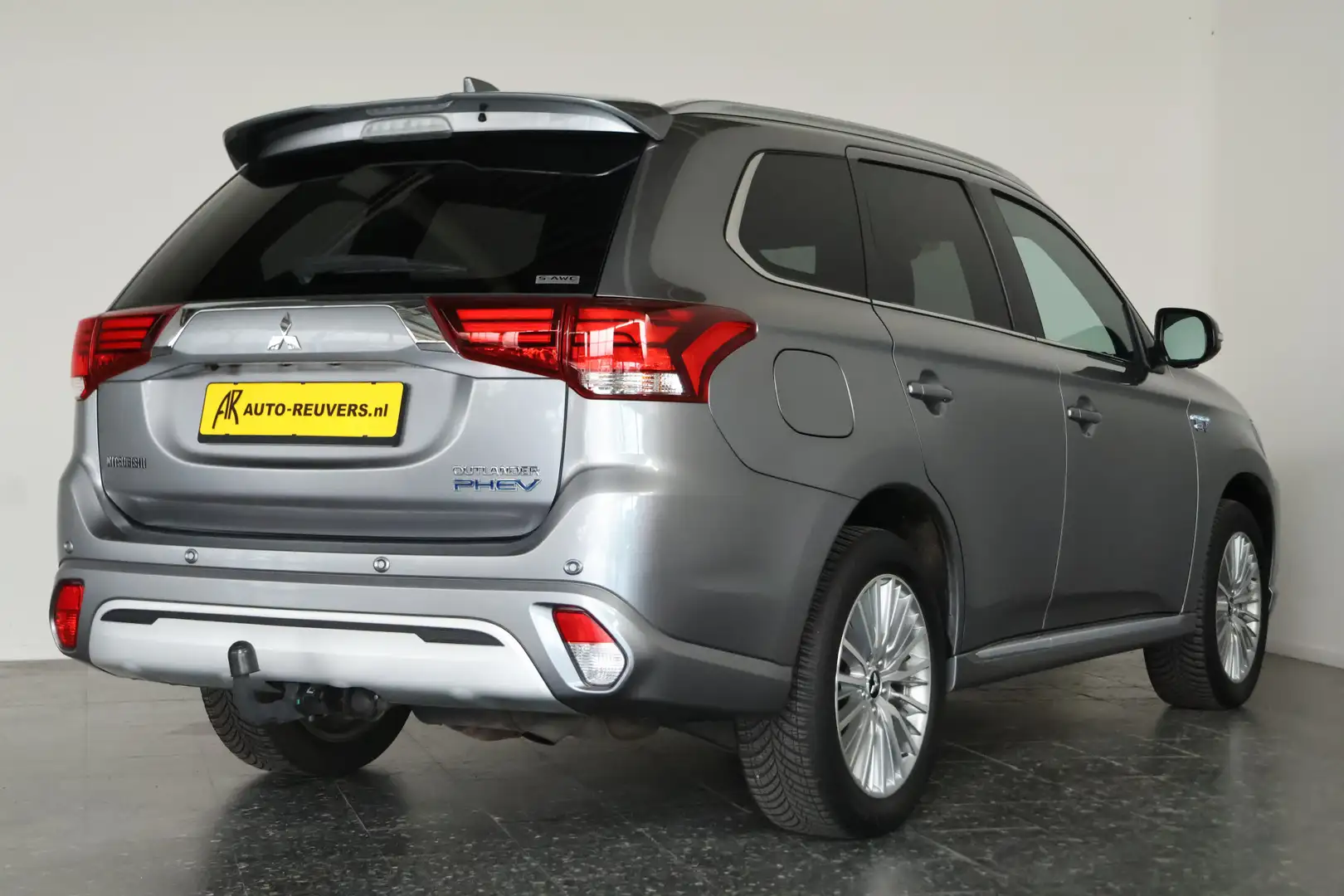 Mitsubishi Outlander 2.4 PHEV Intense / Leder / LED / Cam / Trekhaak / Gris - 2