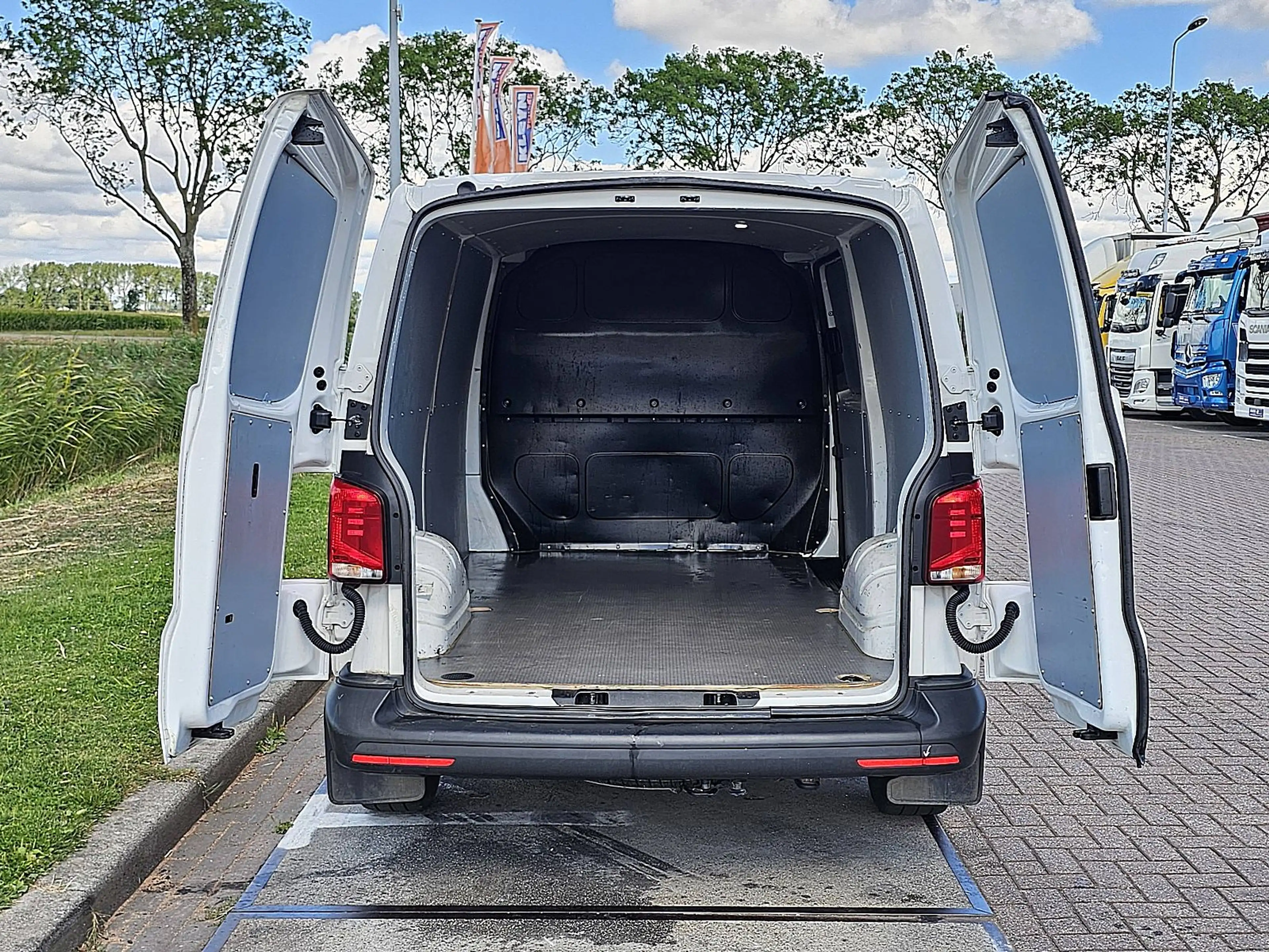 Volkswagen Transporter 2.0 TDI T6.1 150Pk L2H1 Autm — photo 11