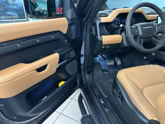 Land Rover Defender view 4