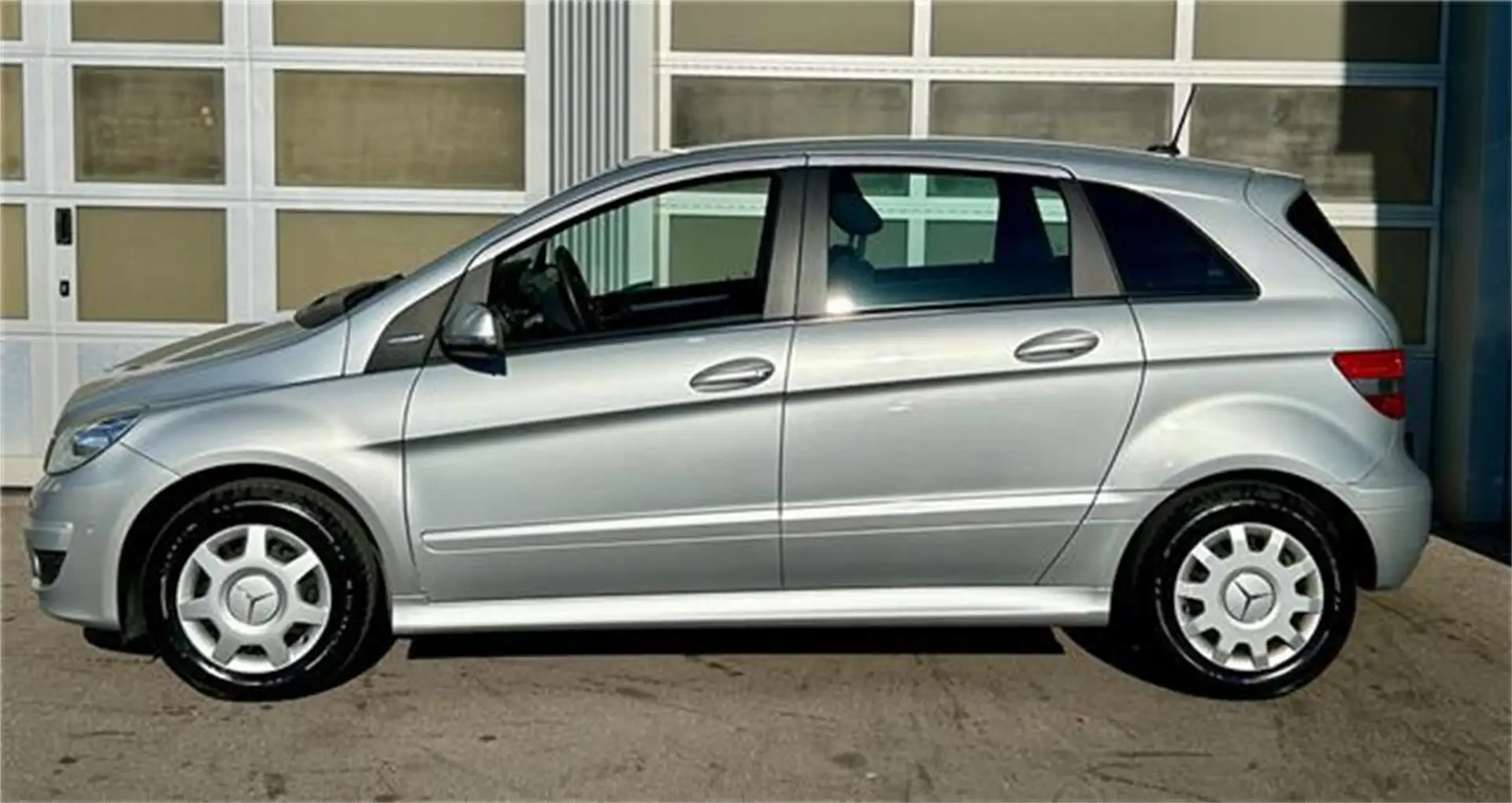 Mercedes-Benz B 180 BlueEfficiency A-Edition mit Navigation Silber - 2