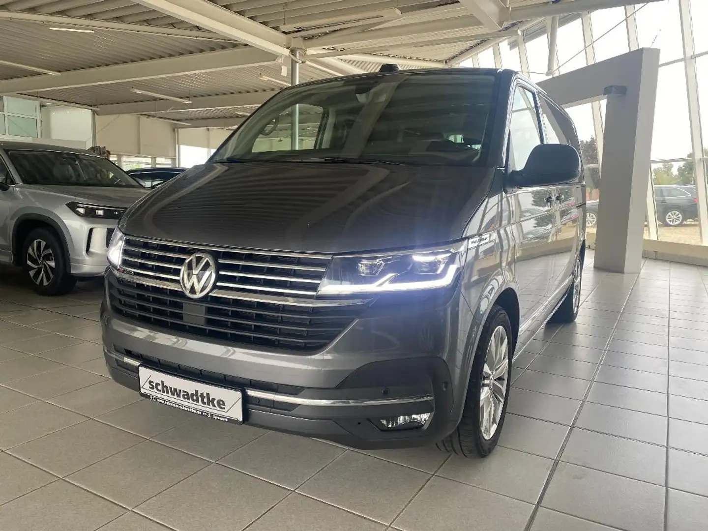 Volkswagen T6.1 Multivan Comfortline Generation SIX 2.0l TDI 4Motion 7-Gang-DSG Gris - 1
