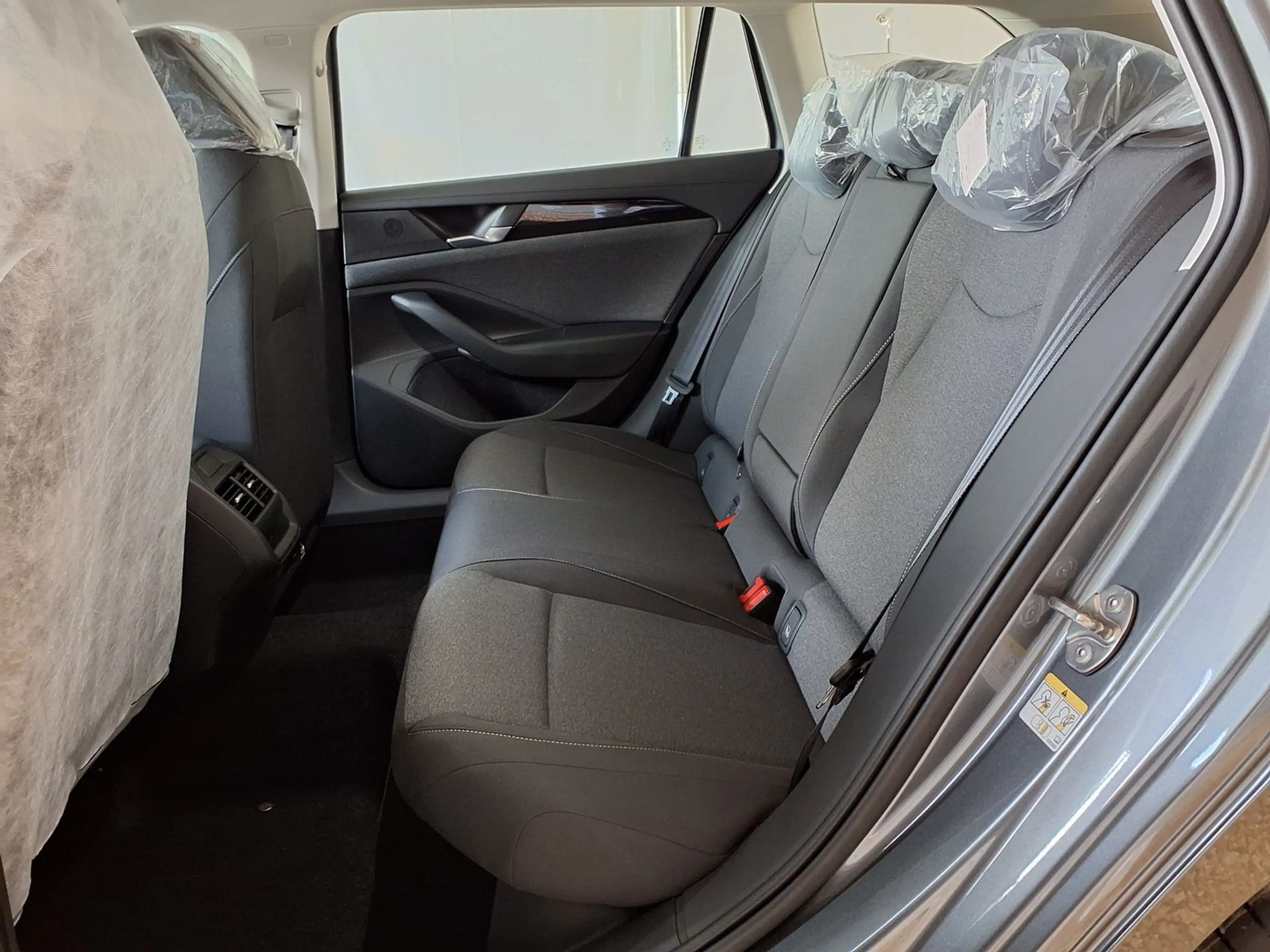 Volkswagen Passat Variant 1.5 eTSI DSG City| ACC| Kamera| AHK — photo 6