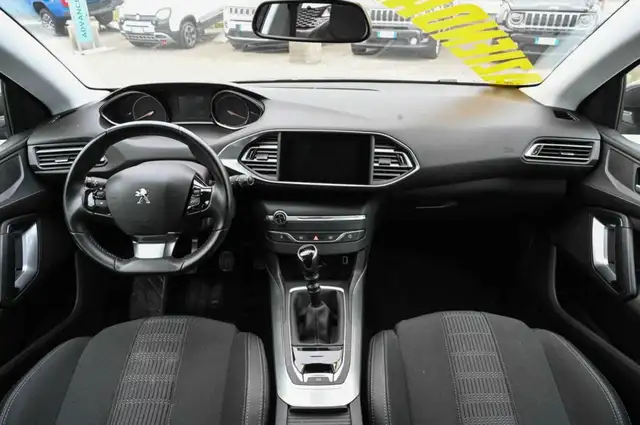 Peugeot 308 view 9