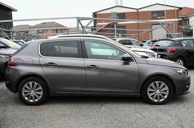 Peugeot 308 view 4