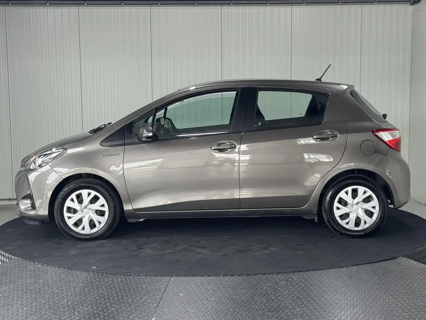 Toyota Yaris 1.5 Hybrid Aspiration Cruise Clima NL TomTom Grijs - 2