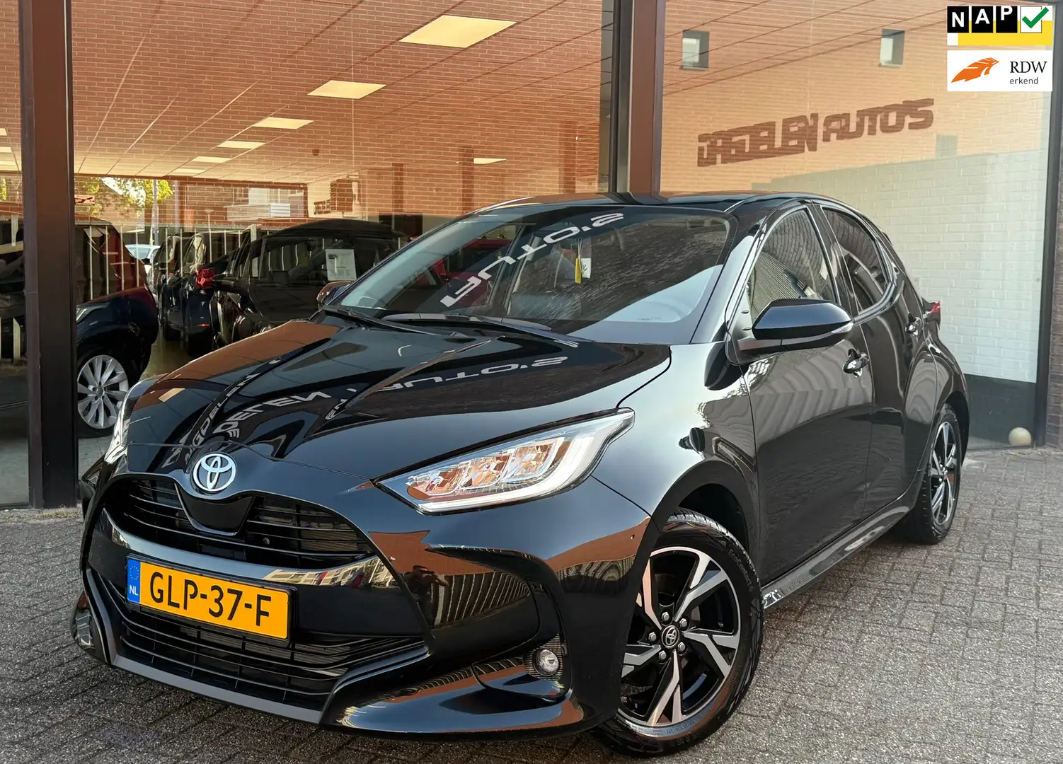 Toyota Yaris 1.5 Hybrid 115 First Edition CAMERA | CARPLAY | KE Zwart - 1