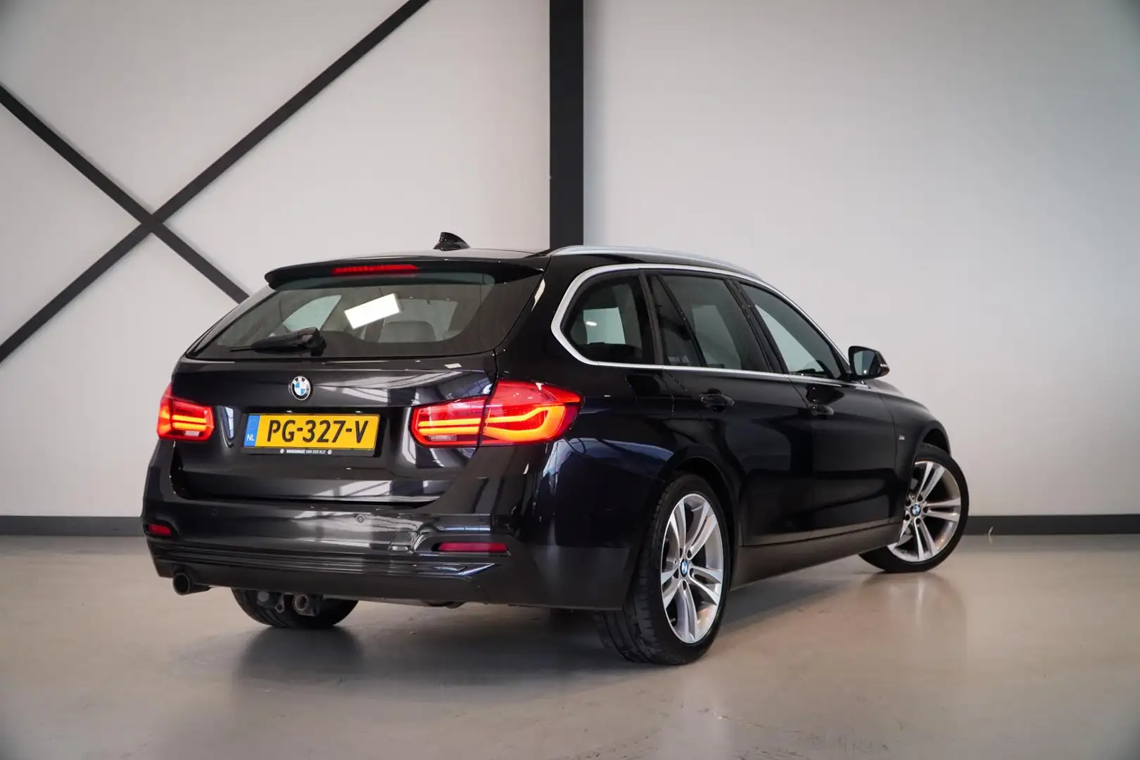 BMW 318 3-serie Touring 318i Sport Line | Trekhaak | Navi Schwarz - 2