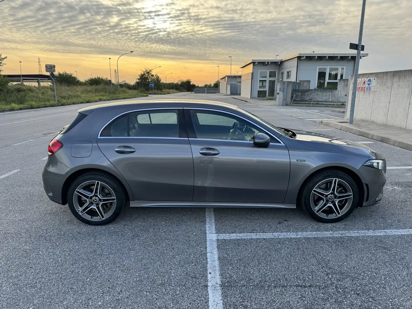 Mercedes-Benz A 250 250e Sedán 8G-DCT - 2