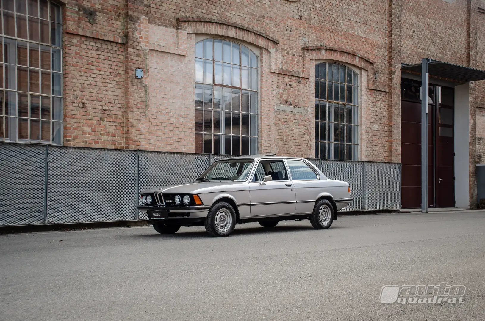 BMW 323 E21 323i - Historisches Fahrzeug Grau - 2