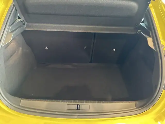 Peugeot 208 view 9