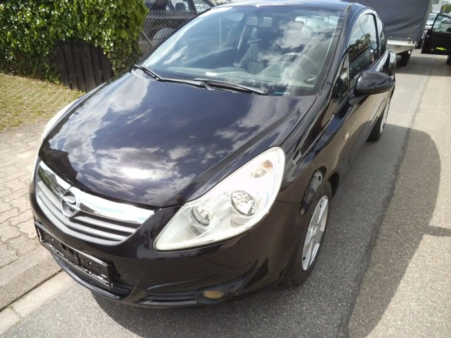 Opel Corsa 1.2 16V Cosmo crna - 1