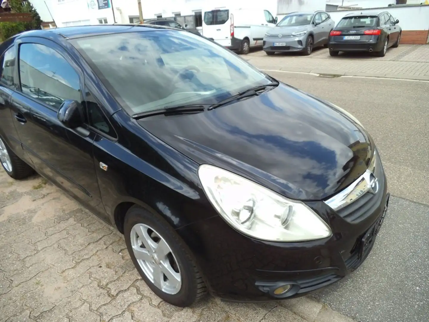 Opel Corsa 1.2 16V Cosmo crna - 2