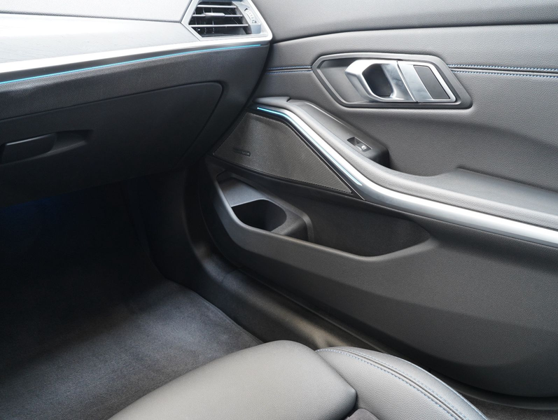 BMW 320 d xDrive Touring M Sport — photo 10
