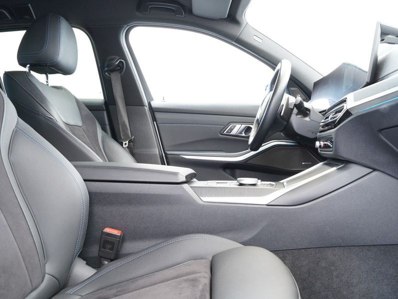 BMW 320 d xDrive Touring M Sport — photo 13