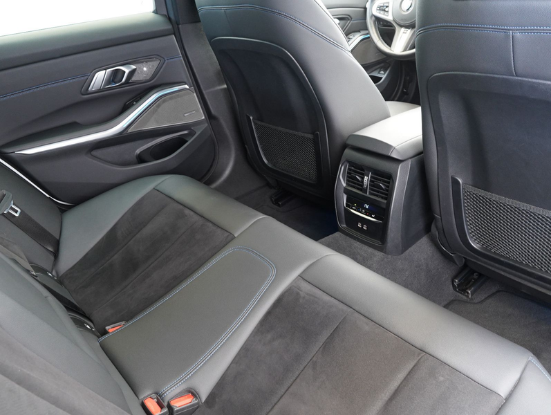 BMW 320 d xDrive Touring M Sport — photo 15