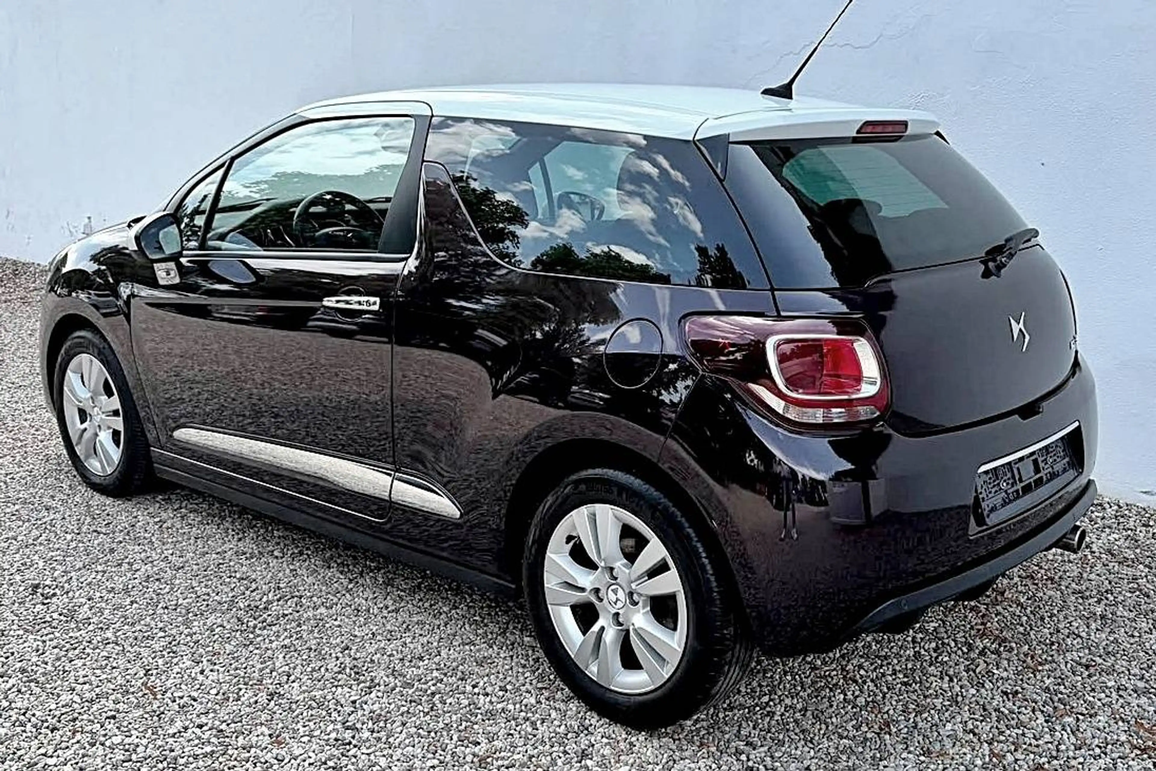 DS Automobiles DS 3 1.2 THP EURO6 SoChic -VIELE TOLLE EXTRAS + SEHR GEPFLEGTER ERSTBESITZ + ZAHNRIEMEN SCHON ERNEUERT — photo 3