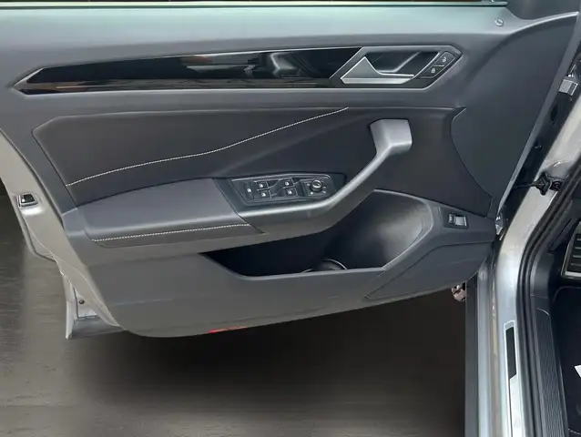 Volkswagen T-Roc view 7