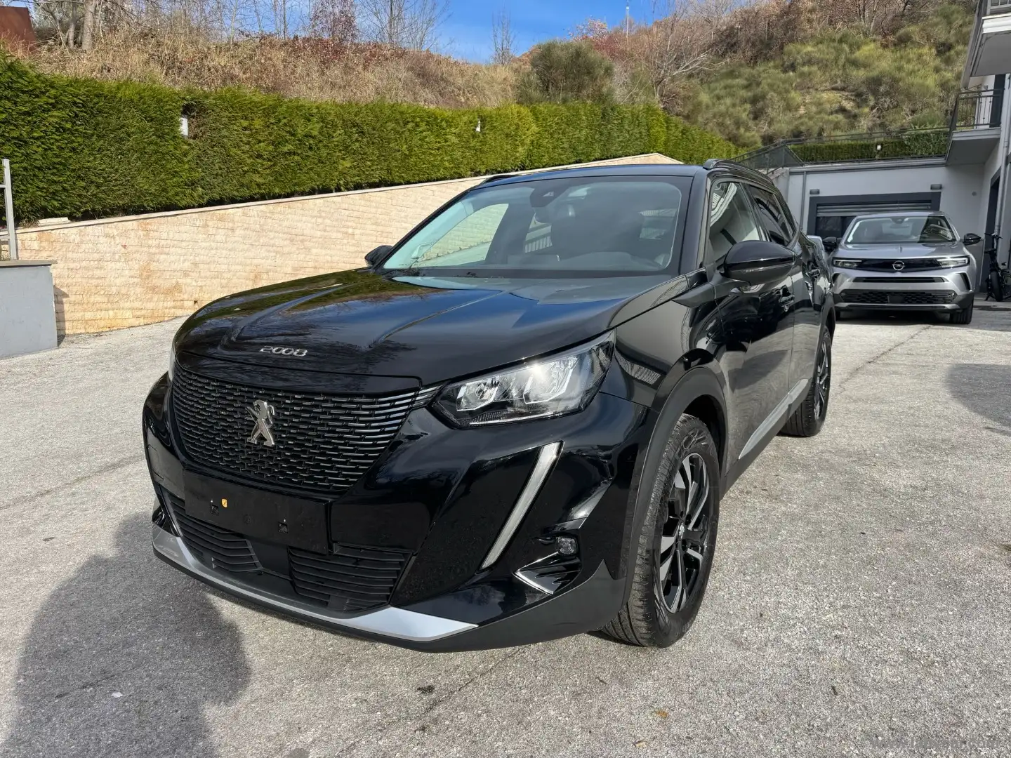 Peugeot 2008 PureTech 130 S&S Allure Schwarz - 1