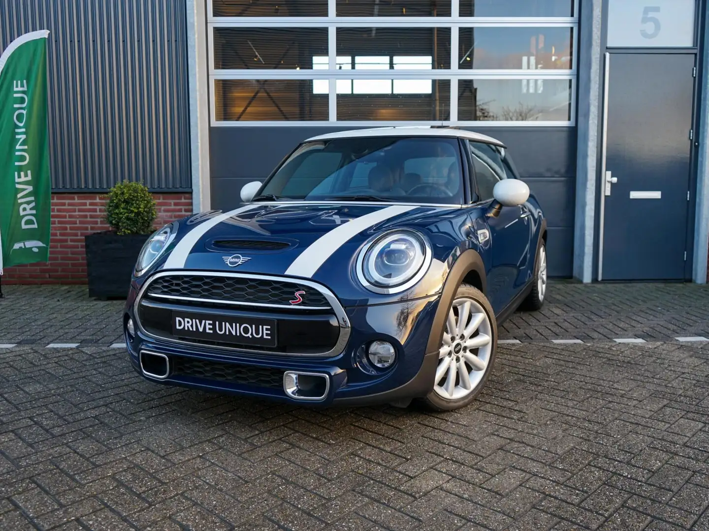 MINI Cooper S 2.0 Chili Panorama, Union-jack LED Achter, Parkeer Blau - 1