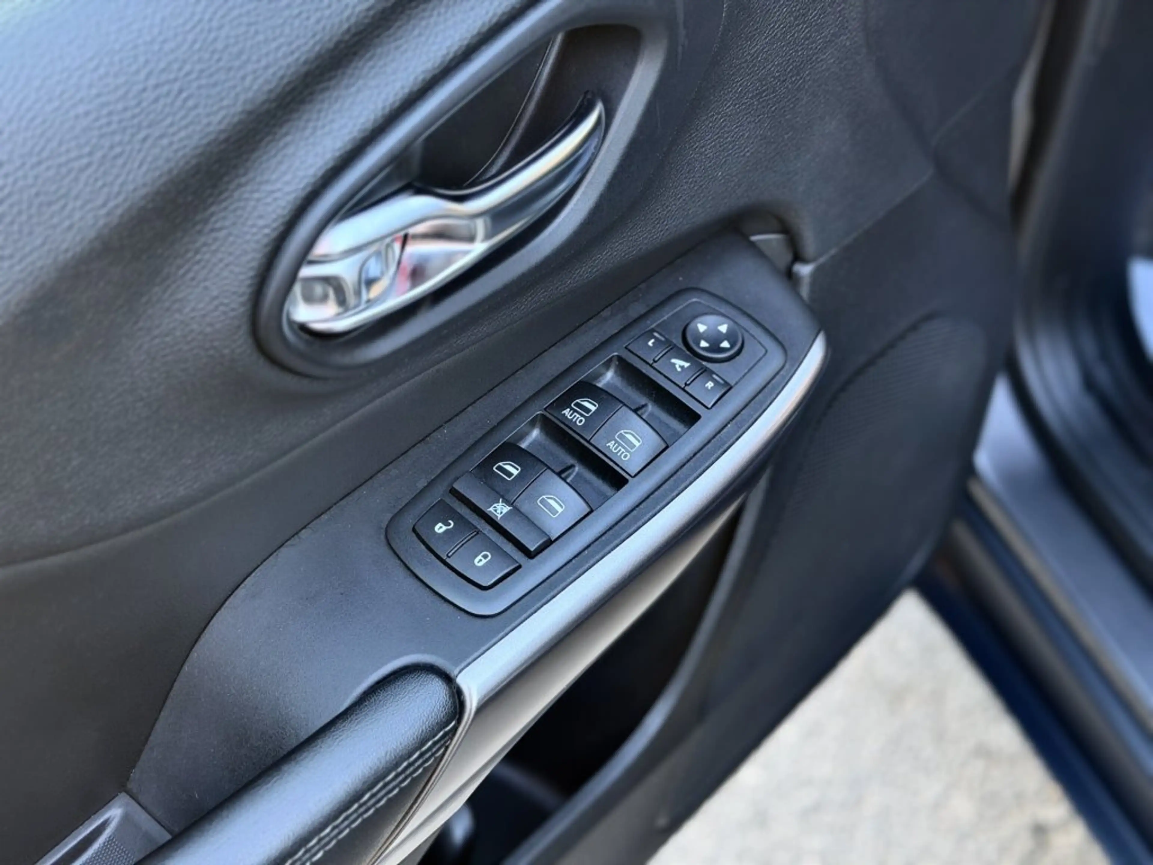 Jeep Cherokee Limited FWD 2.2 Diesel — photo 12