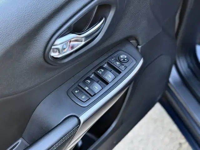 Jeep Cherokee view 12