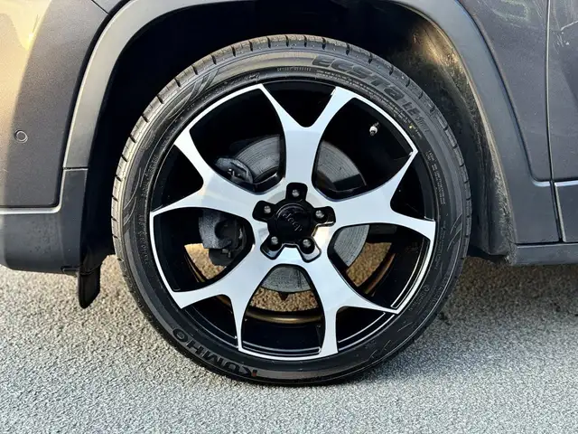 Jeep Cherokee view 4