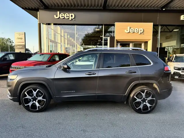 Jeep Cherokee view 5