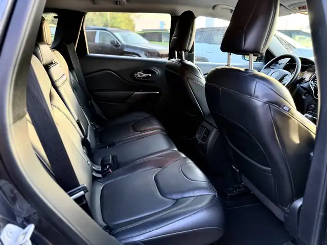 Jeep Cherokee view 9