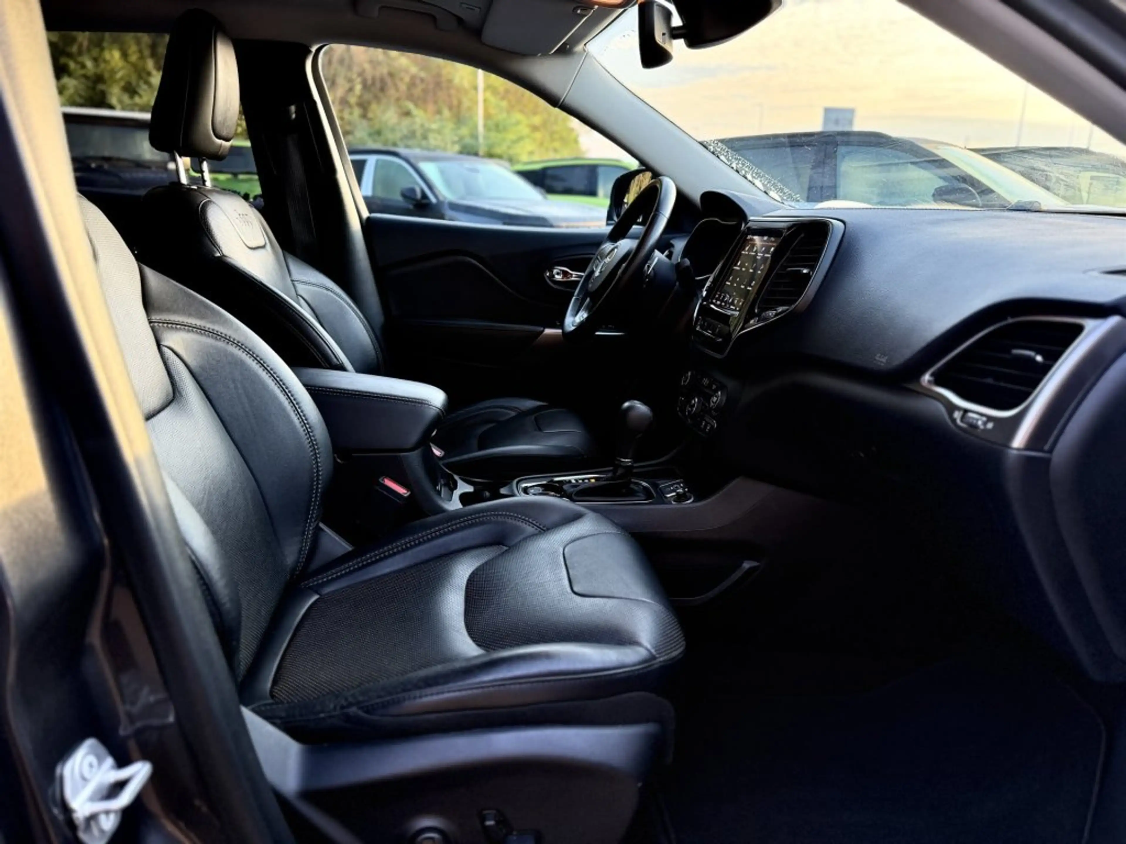 Jeep Cherokee Limited FWD 2.2 Diesel — photo 11