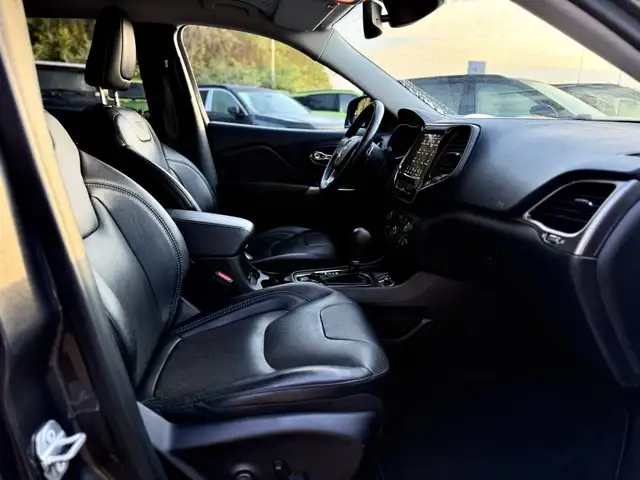 Jeep Cherokee view 11
