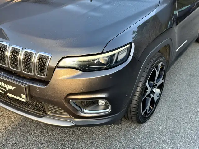 Jeep Cherokee view 3