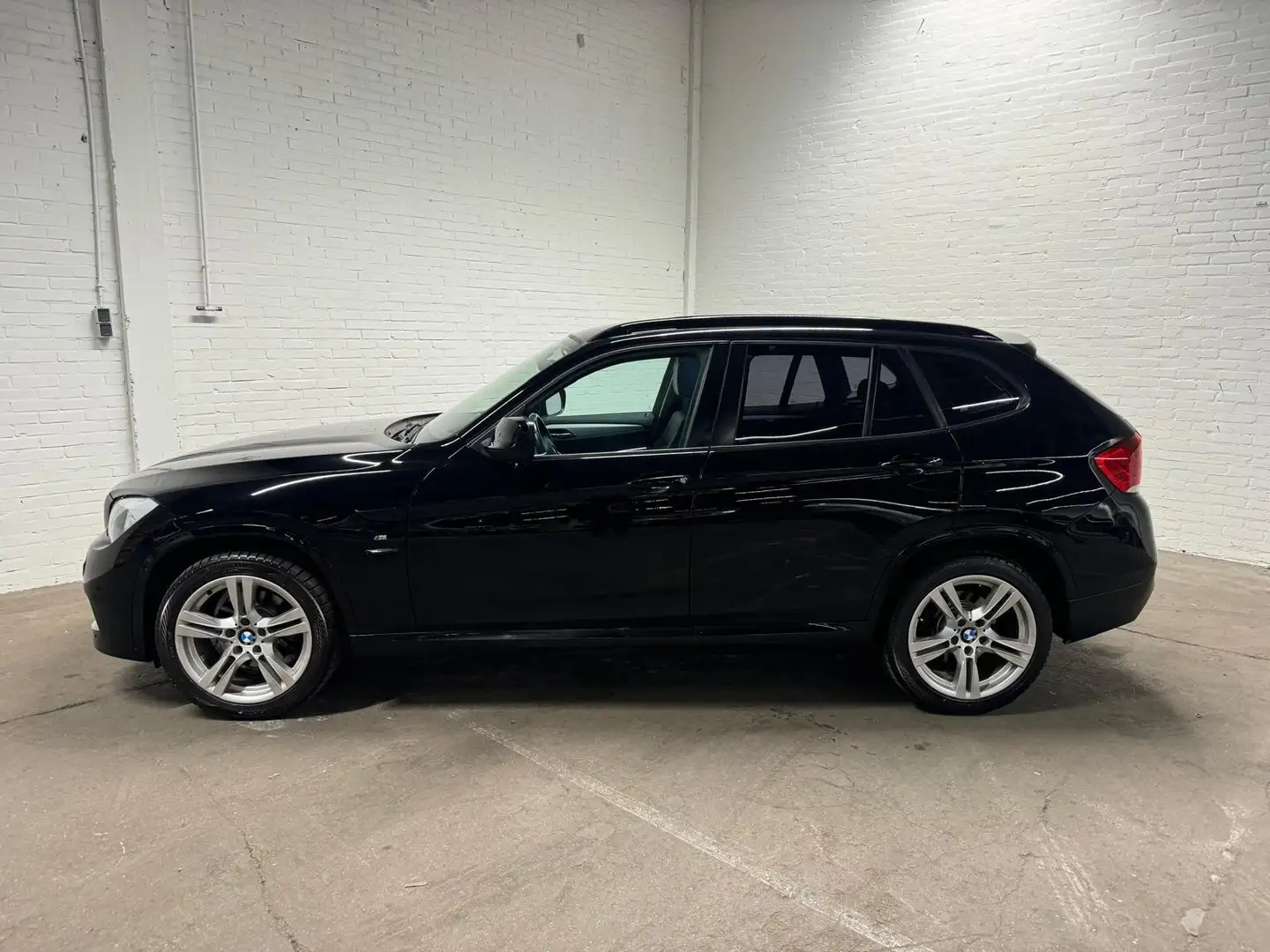 BMW X1 SDrive18i Executive Groot Navi|Leder|Camera|Carpla Zwart - 2