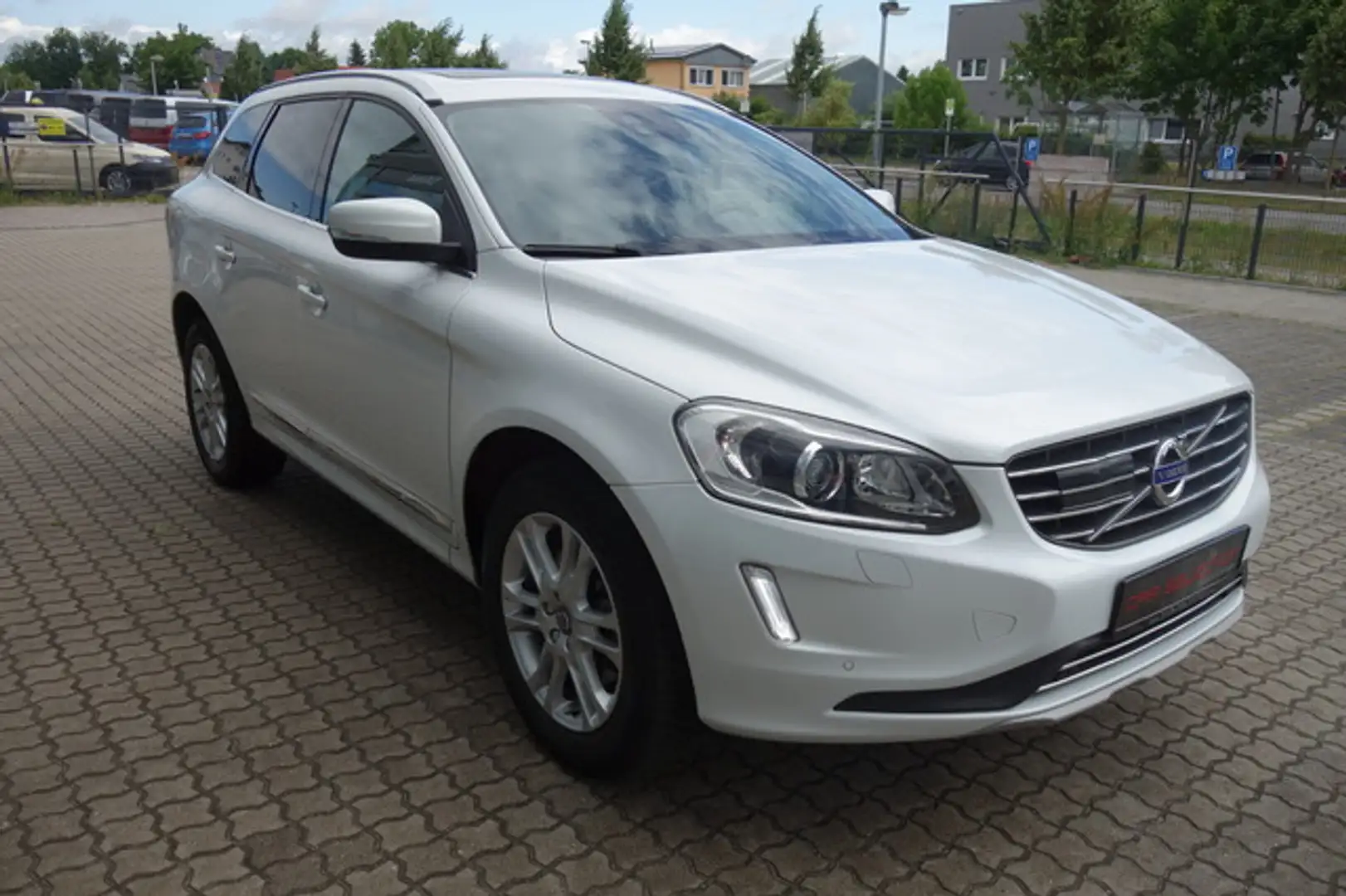 Volvo XC60 XC 60 2,0 d Summum PANO/XENON/NAVI/KAM/STDHZG Weiß - 2