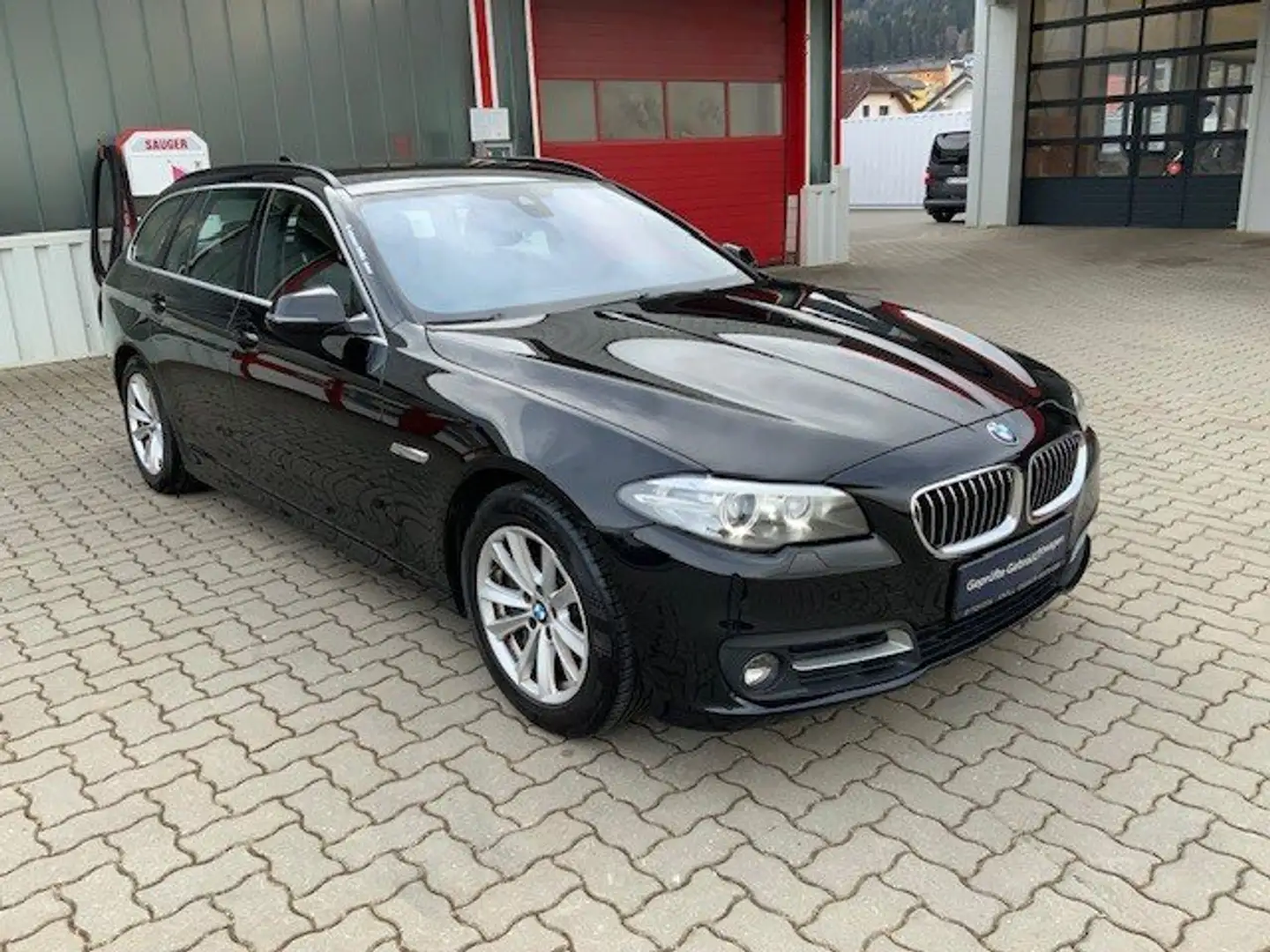 BMW 525 d xDrive Schwarz - 1