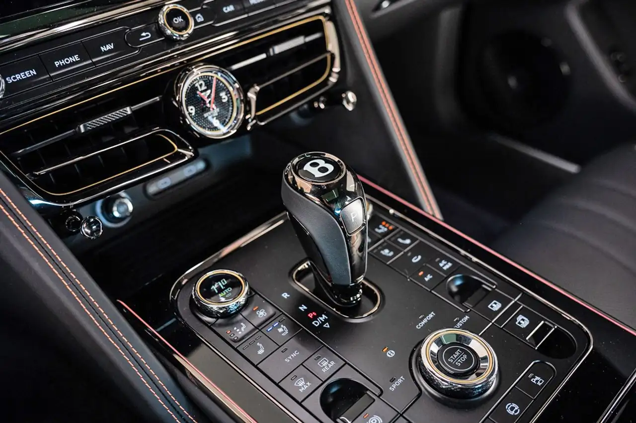 Bentley Flying Spur 2025 — фото 11