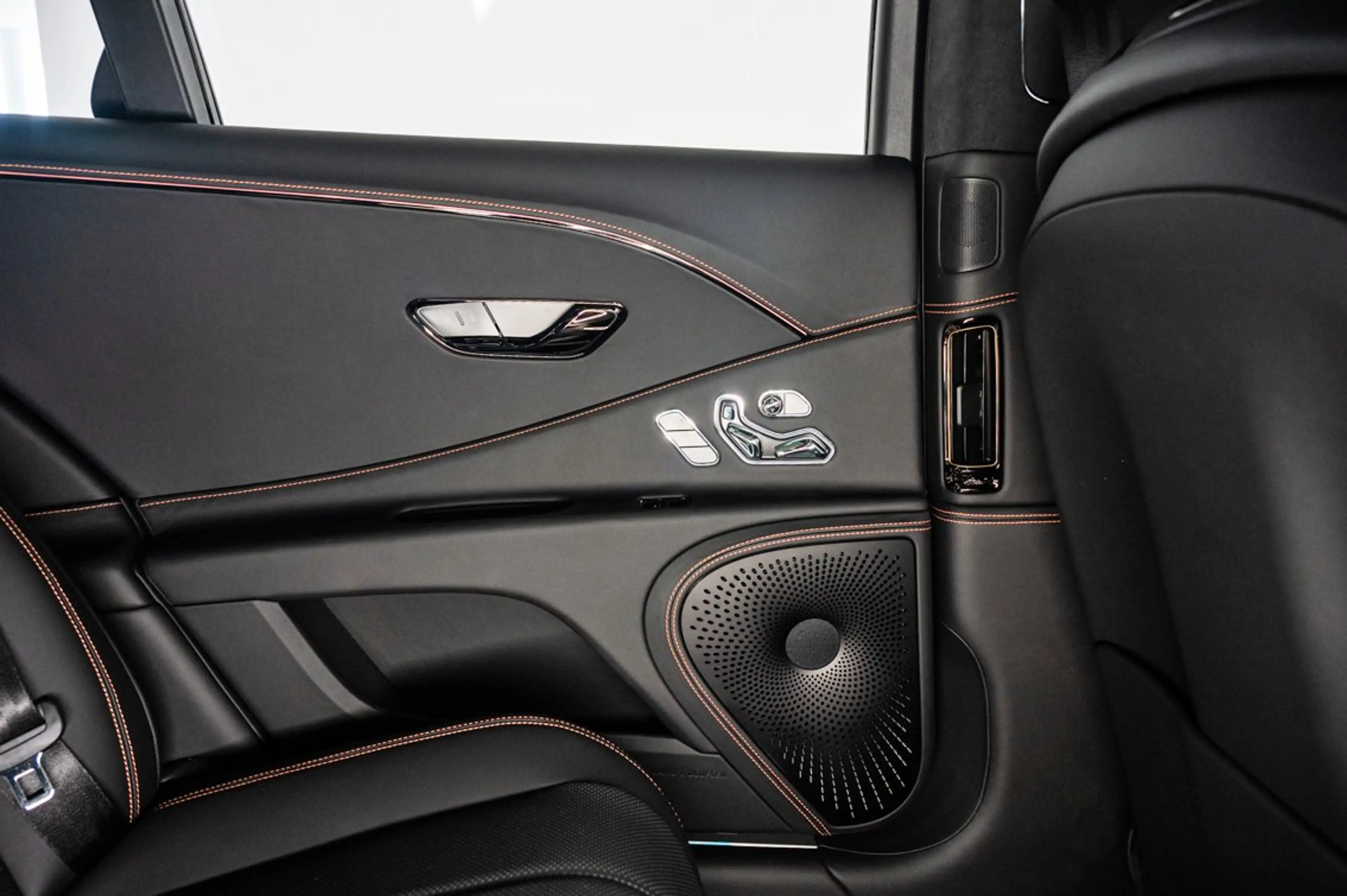 Bentley Flying Spur Flying Spur Black Edition V8 Hybrid — photo 13