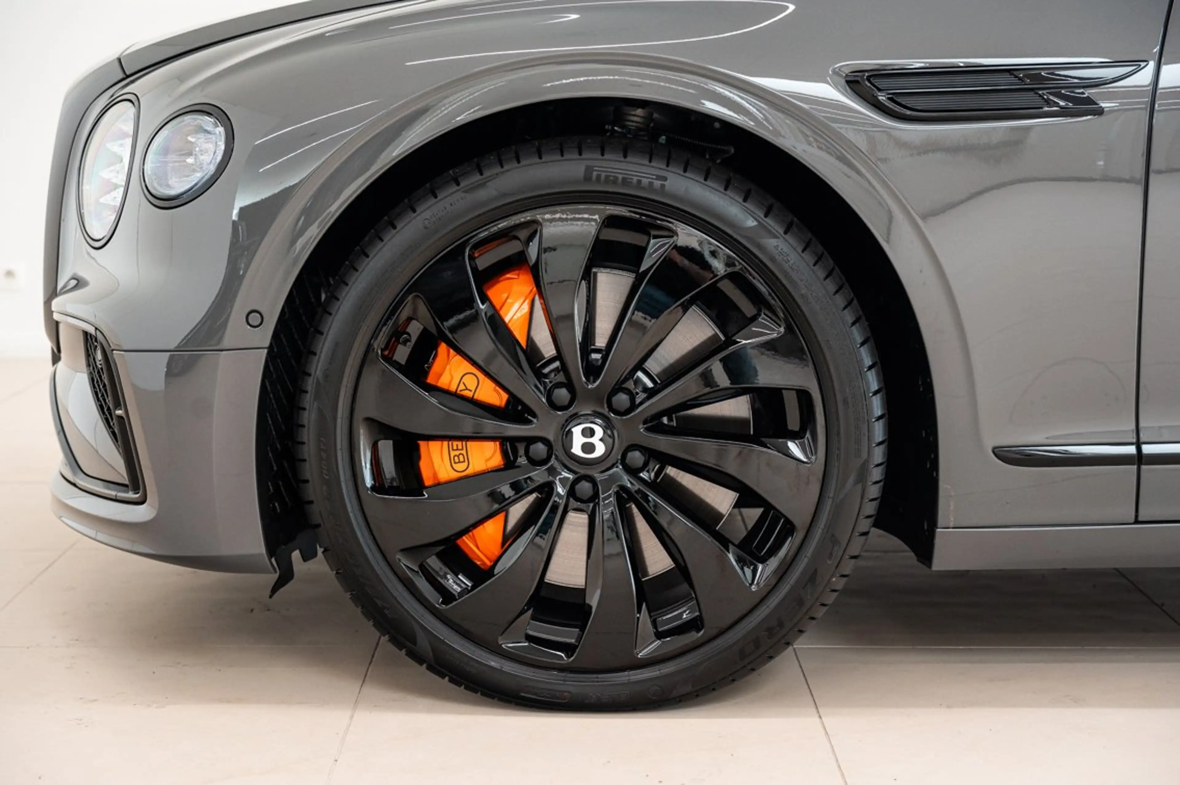 Bentley Flying Spur Flying Spur Black Edition V8 Hybrid — photo 6