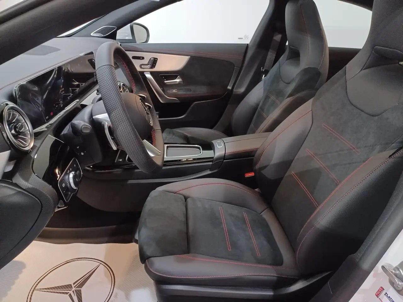 Mercedes-Benz CLA снимка Mercedes-Benz CLA