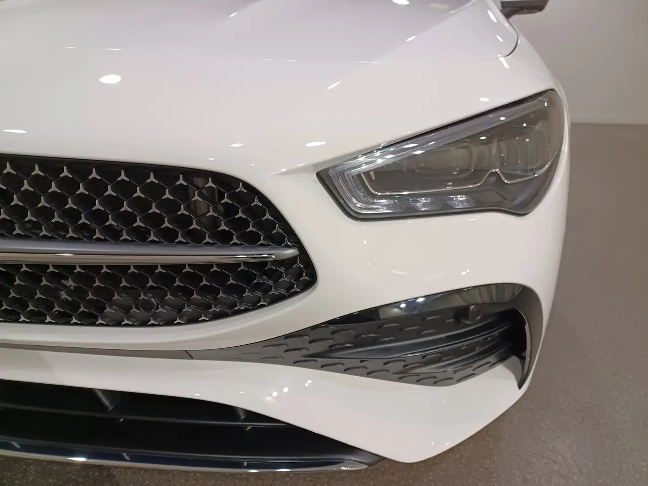 Mercedes-Benz CLA снимка Mercedes-Benz CLA