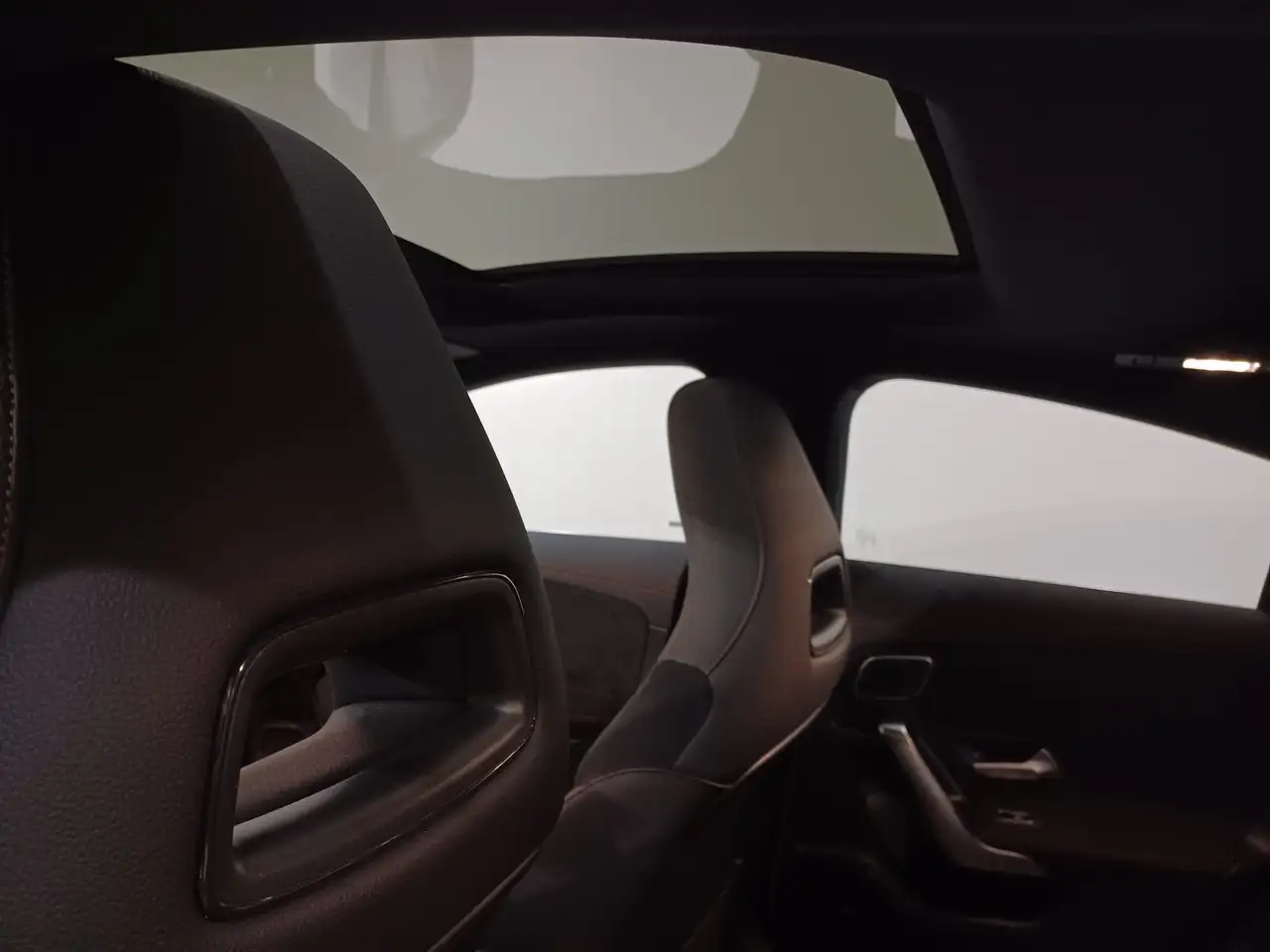 Mercedes-Benz CLA снимка Mercedes-Benz CLA