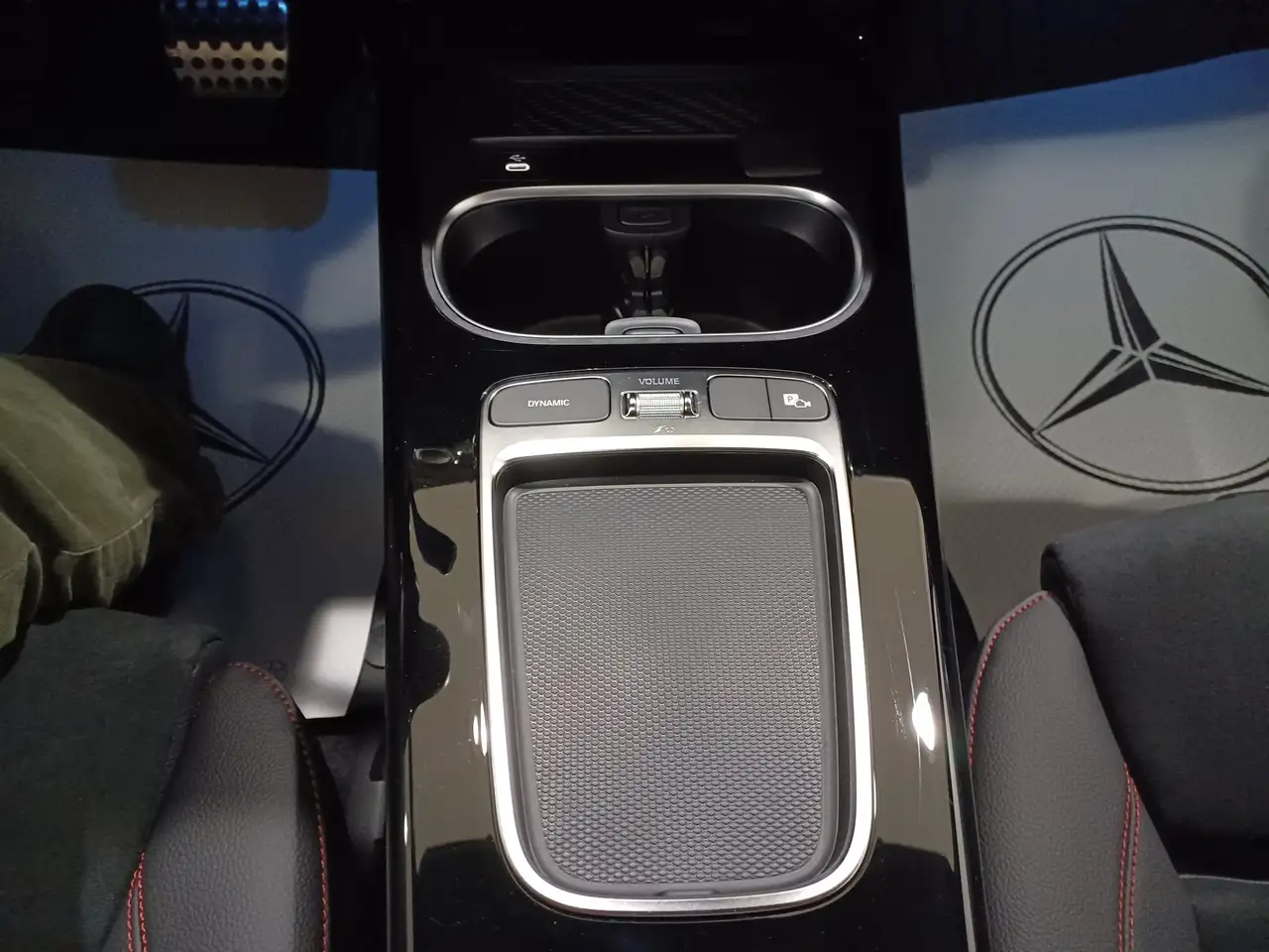 Mercedes-Benz CLA снимка Mercedes-Benz CLA